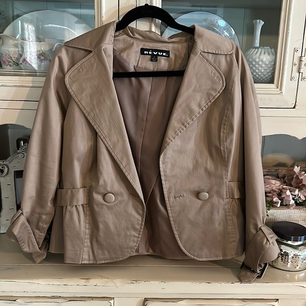 Medium tan Révue blazer with an adjustable belt.